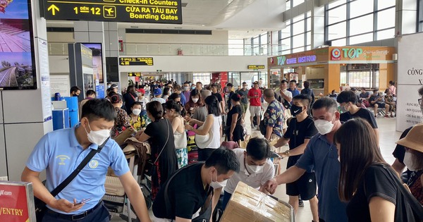 Flugtickets für Tet sind ausverkauft, Hanoianer strömen während der Feiertage an den Strand