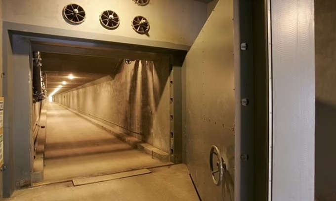 L'entrée du bunker se trouve derrière une porte de 28 tonnes. Photo : GreenbrierWV