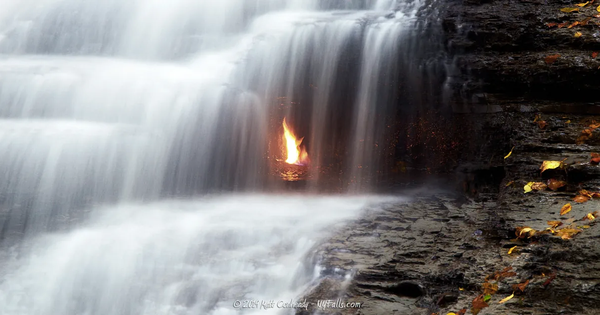 Das Geheimnis des schwelenden Feuers, das in einem Wasserfall in den USA nie erlischt