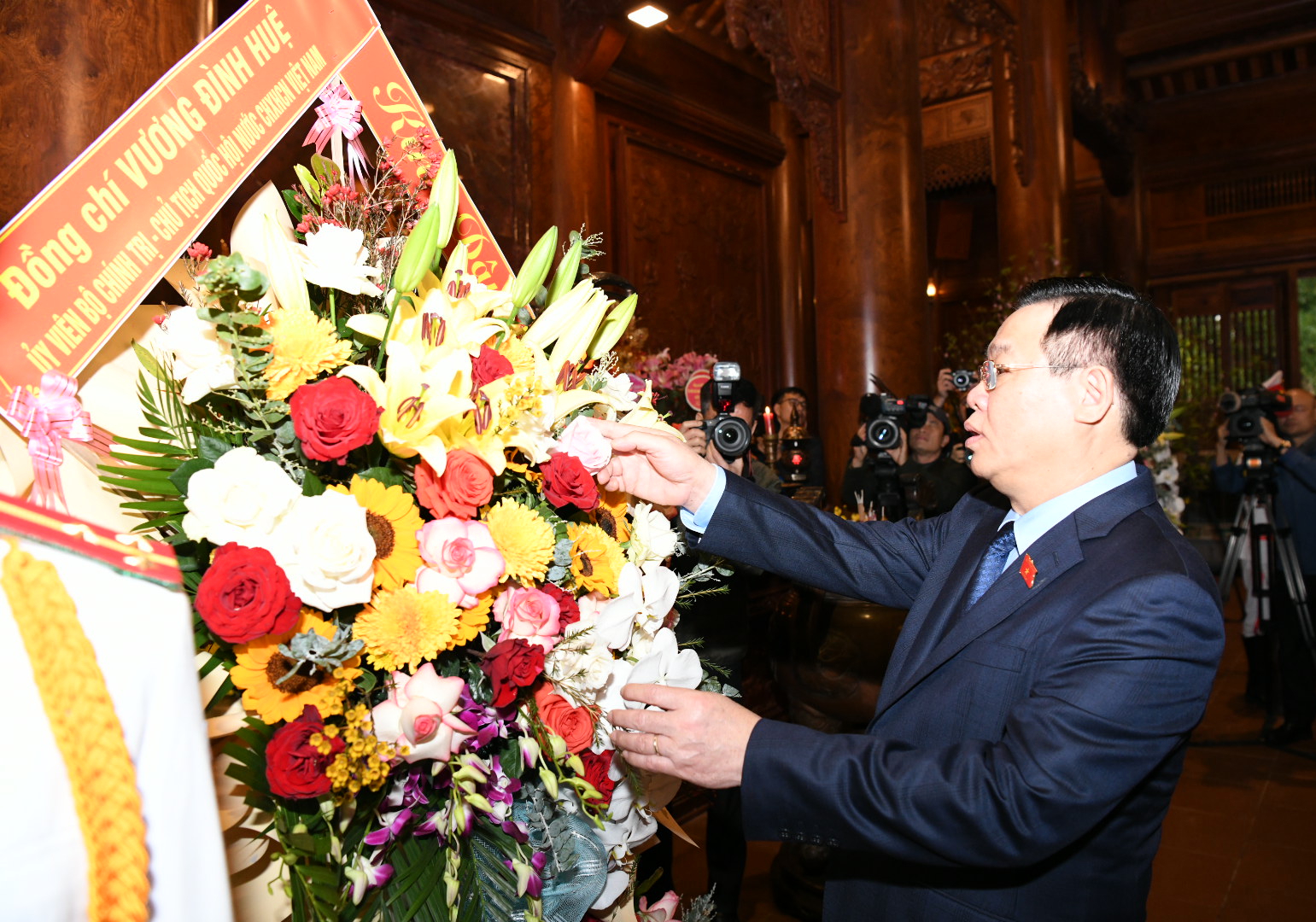 National Assembly Chairman Vuong Dinh Hue offers incense to commemorate President Ho Chi Minh at Kim Lien National Special Relic Site -0