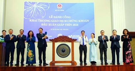 Lễ đánh cồng khai trương phiên giao dịch chứng khoán đầu Xuân 2024