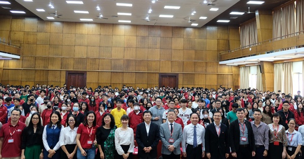 More than 800 students of Hanoi University of Science and Technology interacted with the General Director of Ajinomoto Vietnam