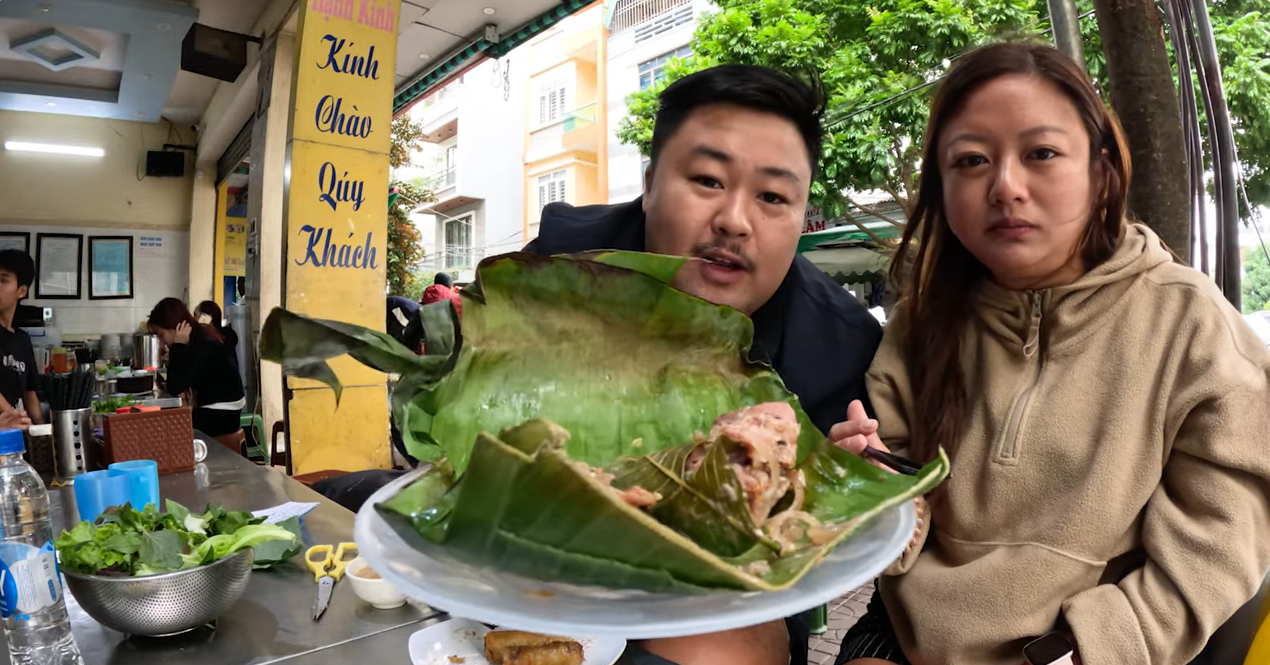 Australian tourists try strange specialties in Thanh Hoa for the first time, surprised by the delicious taste