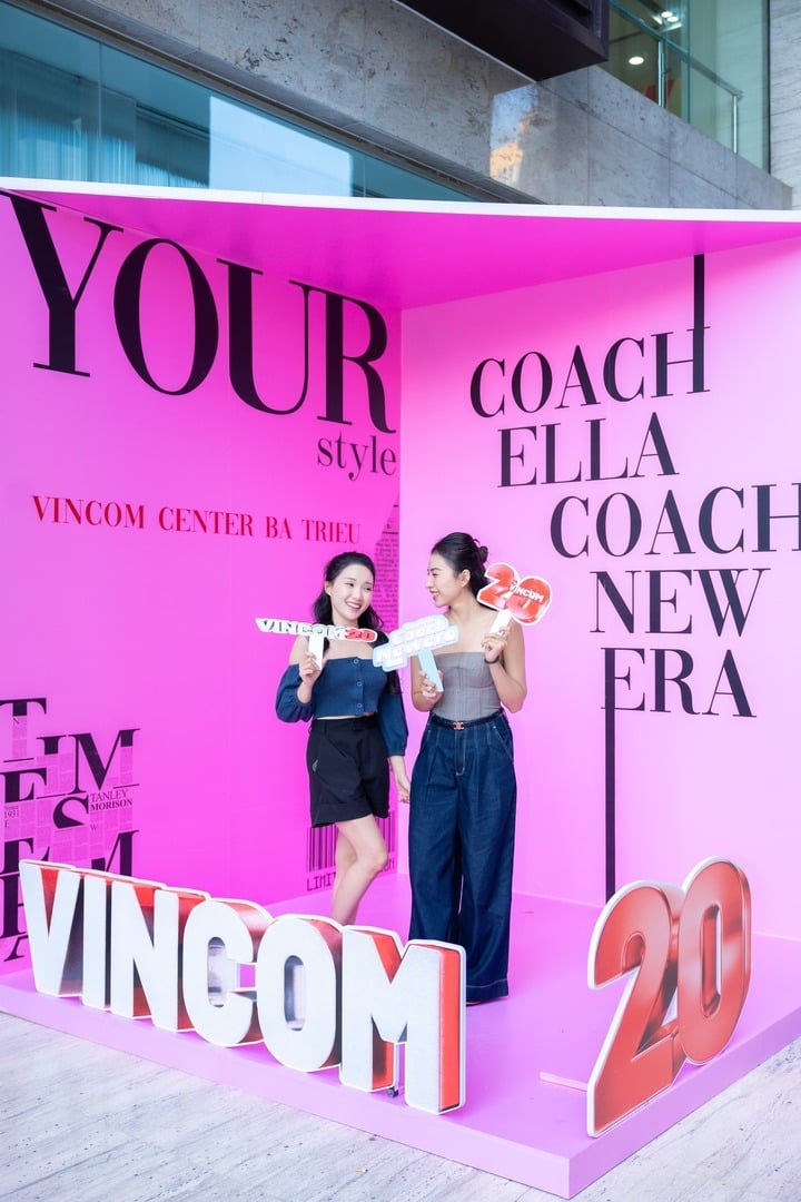 Nhiều bạn trẻ thích thú với góc check-in siêu chất tại Photobooth "Coachella Coach - New Era".