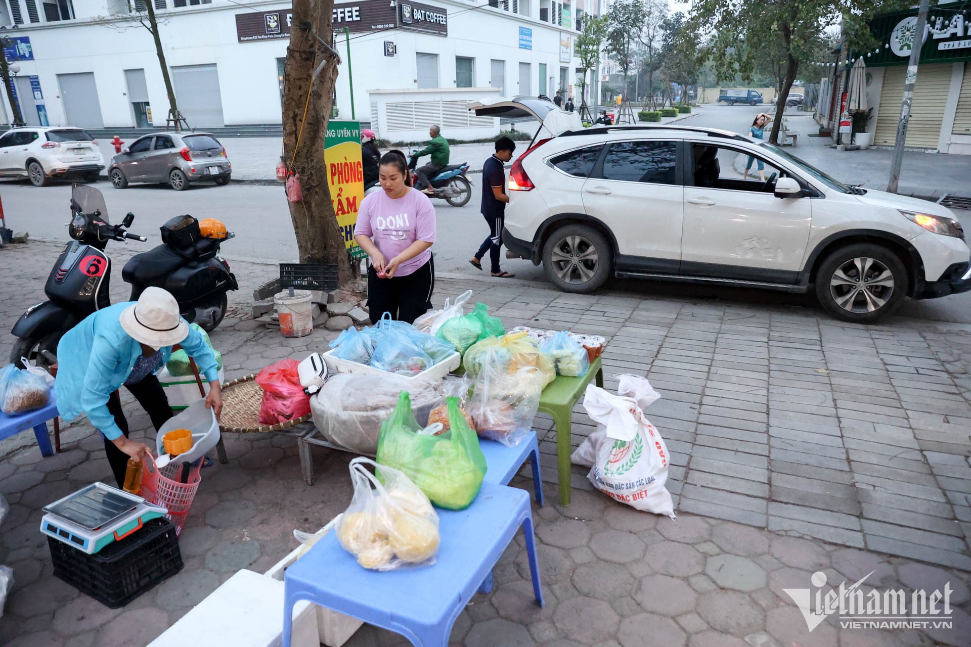 Behind the story of Phu Thuong residents driving cars to sell sticky rice on the sidewalk photo 10