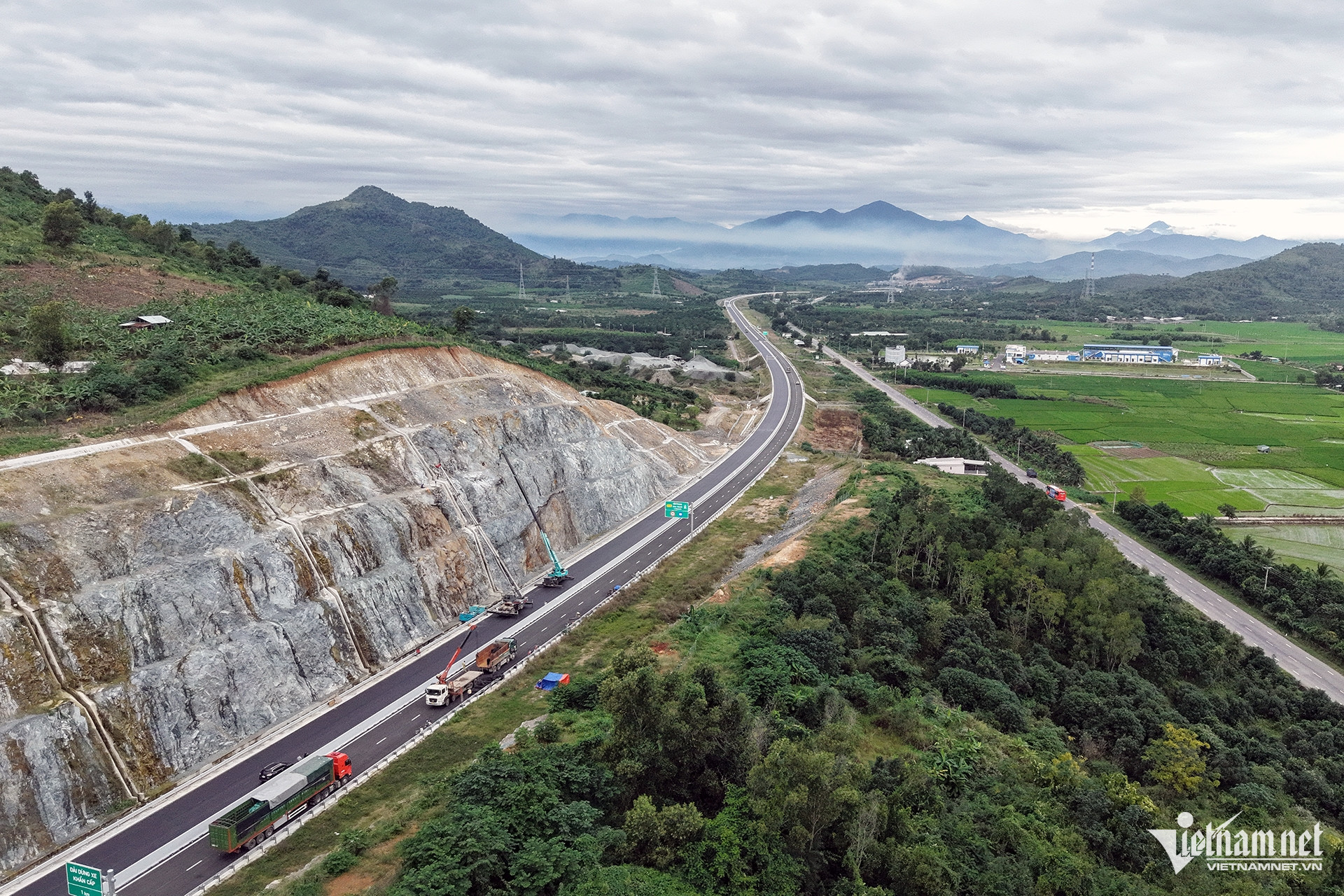 L'autoroute Van Phong – Nha Trang est progressivement achevée et devrait être mise en service pendant les vacances du Têt