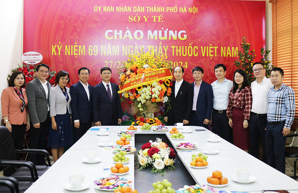 Stellvertreter Vorsitzender des Stadtvolksrates Pham Qui Tien überreichte Blumen, um den Kadern, Beamten, öffentlichen Angestellten und Arbeitern des Gesundheitsministeriums von Hanoi zu gratulieren. Innen.