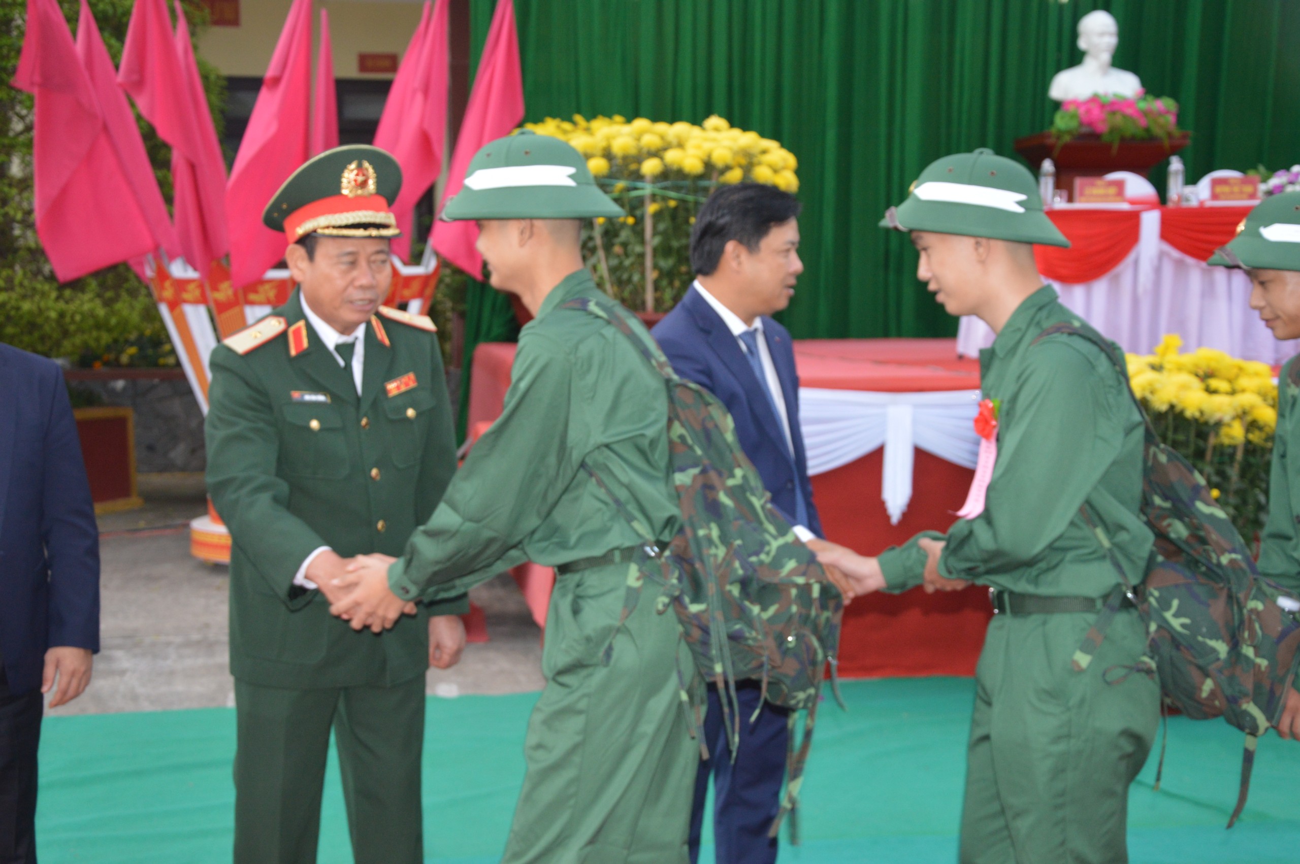 Sự kiện - Miền Trung: Hàng ngàn thanh niên lên đường nhập ngũ (Hình 4).