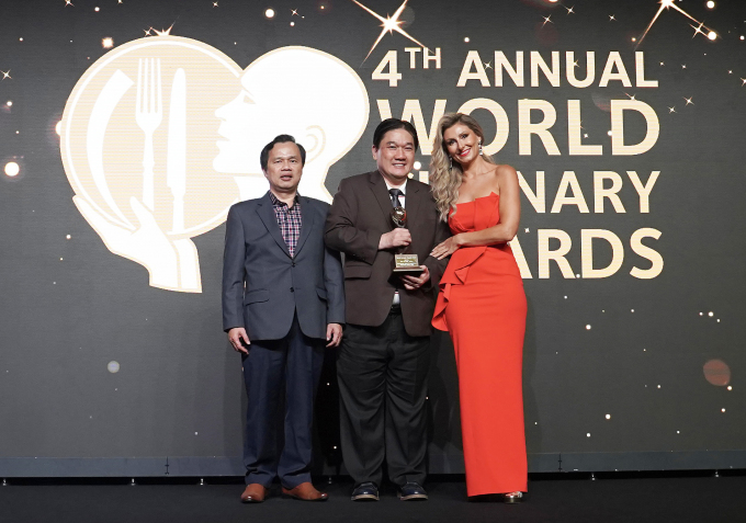 Mr. Truong Duc Hung (middle), Head of the Organizing Committee and Mr. Nguyen Tien Dat, Permanent Deputy Head of the Organizing Committee of the Saigontourist Group Food and Culture Festival, received the award cup at the World Culinary Awards 2023. Photo: Saigontourist Group