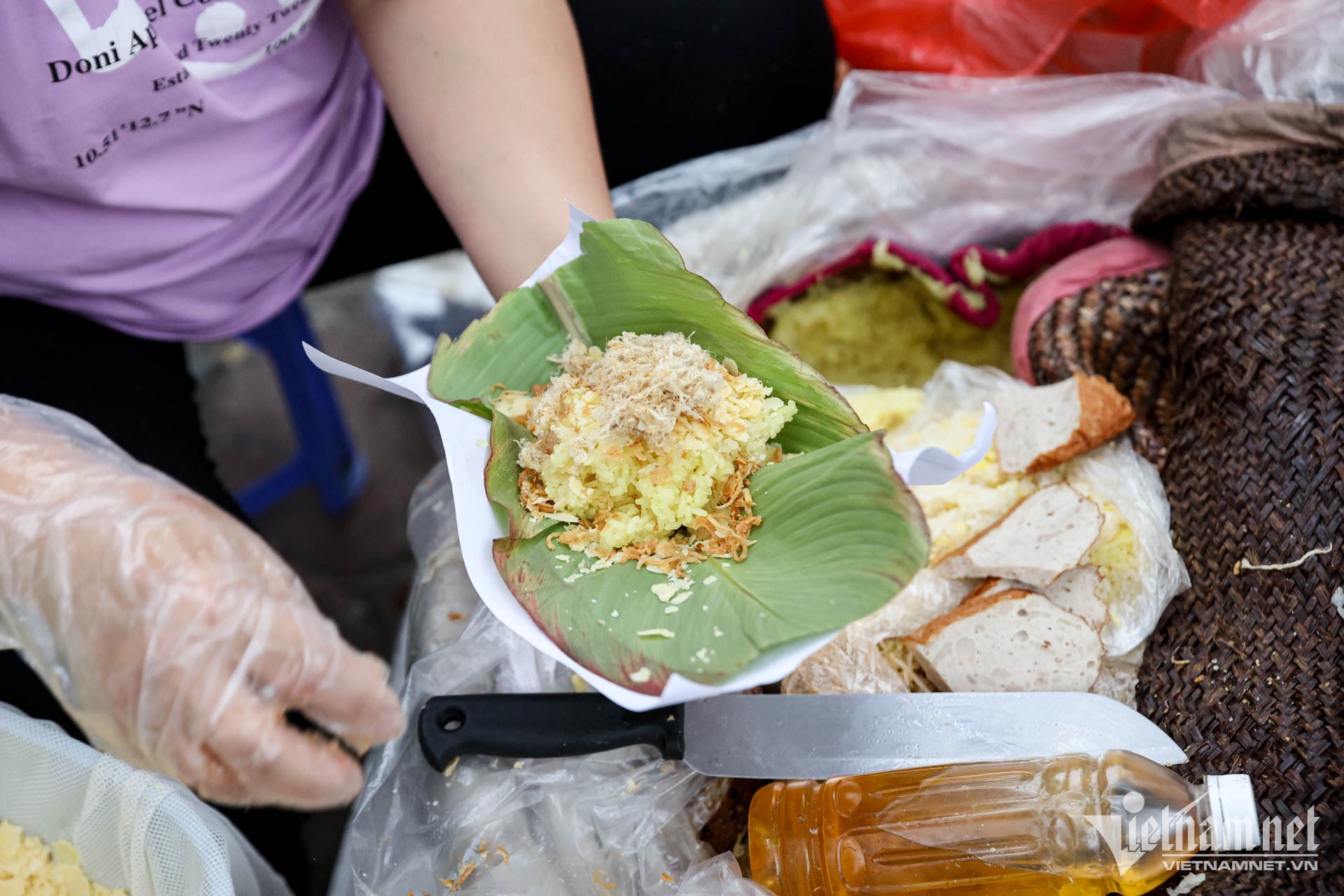 Behind the story of Phu Thuong residents driving cars to sell sticky rice on the sidewalk photo 12