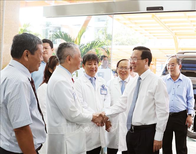 President visits and congratulates doctors and nurses at Children's Hospital 1