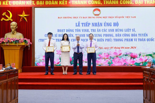 El presidente del Comité Central del Frente de la Patria de Vietnam, Do Van Chien, recibió la medalla conmemorativa 