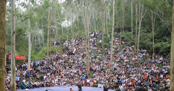 Miles de personas llenaron el pie de la montaña para ver a los luchadores demostrar su fuerza.