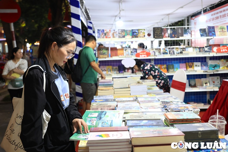 40.000 libros de tamaño mediano en Van Mieu Quoc Tu Giam Hanoi foto 1