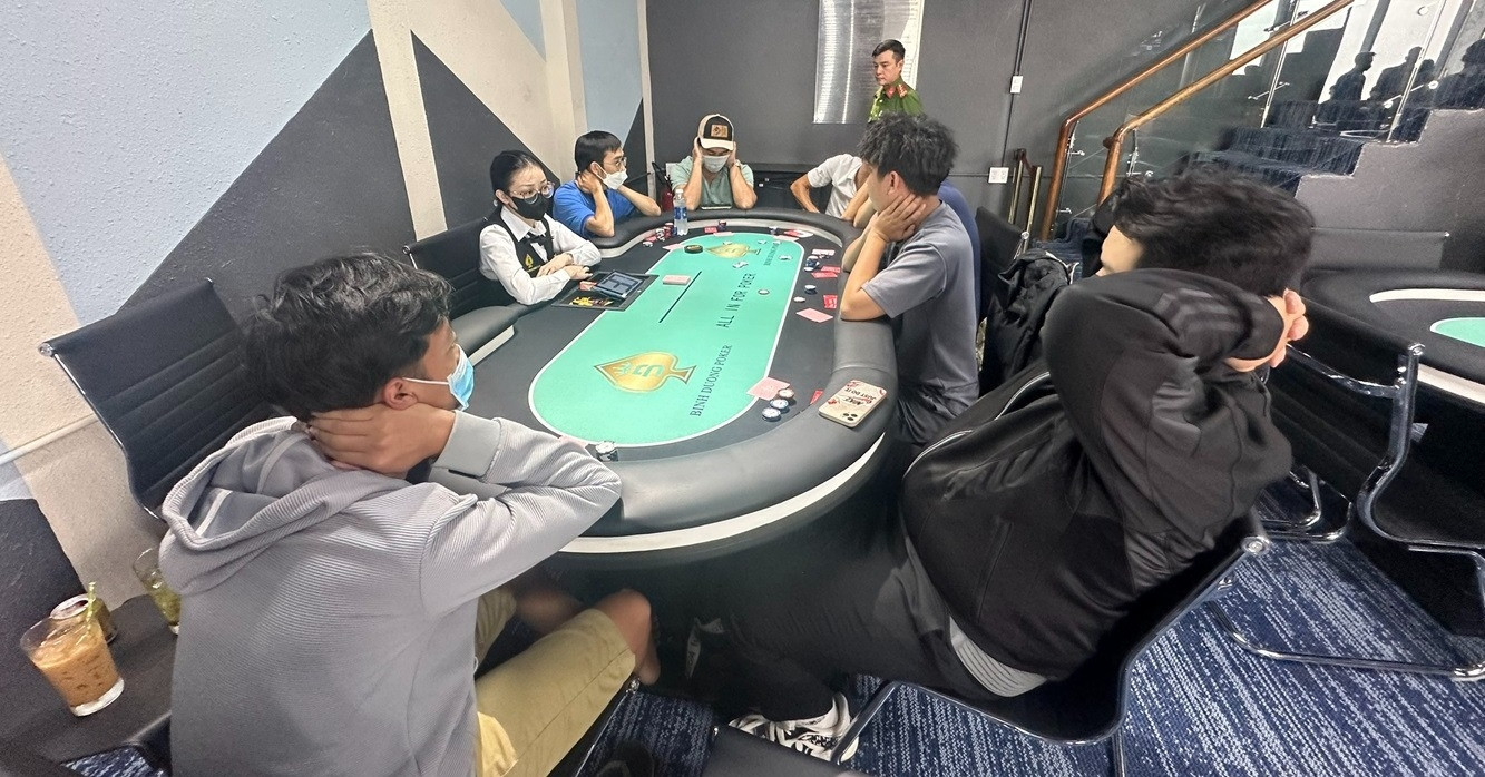 Thuê chung cư tổ chức chơi Poker, một doanh nghiệp bị yêu cầu dừng hoạt động