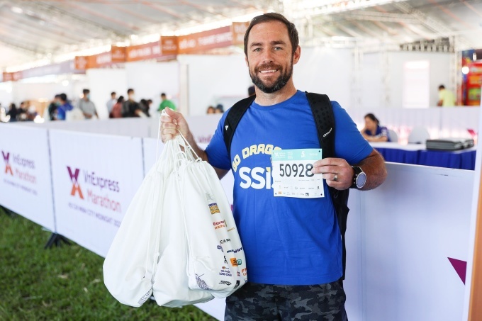 Josh Smith, un profesor de la ciudad de Ho Chi Minh, formó un grupo de decenas de profesores y estudiantes para competir en la competencia de 2023. Foto: Quynh Tran