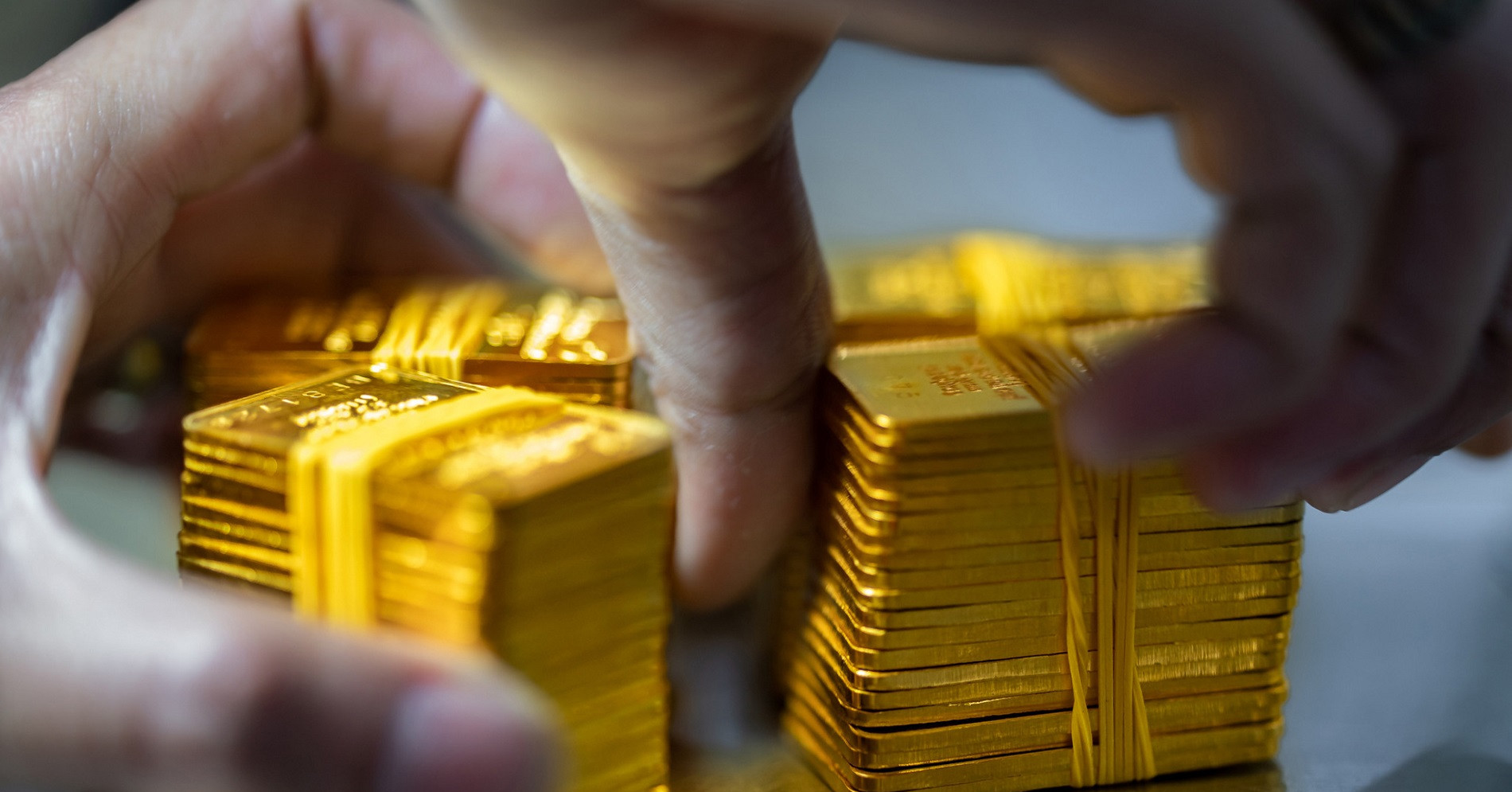 Bank sells debt worth thousands of taels of gold, suddenly cuts price in half