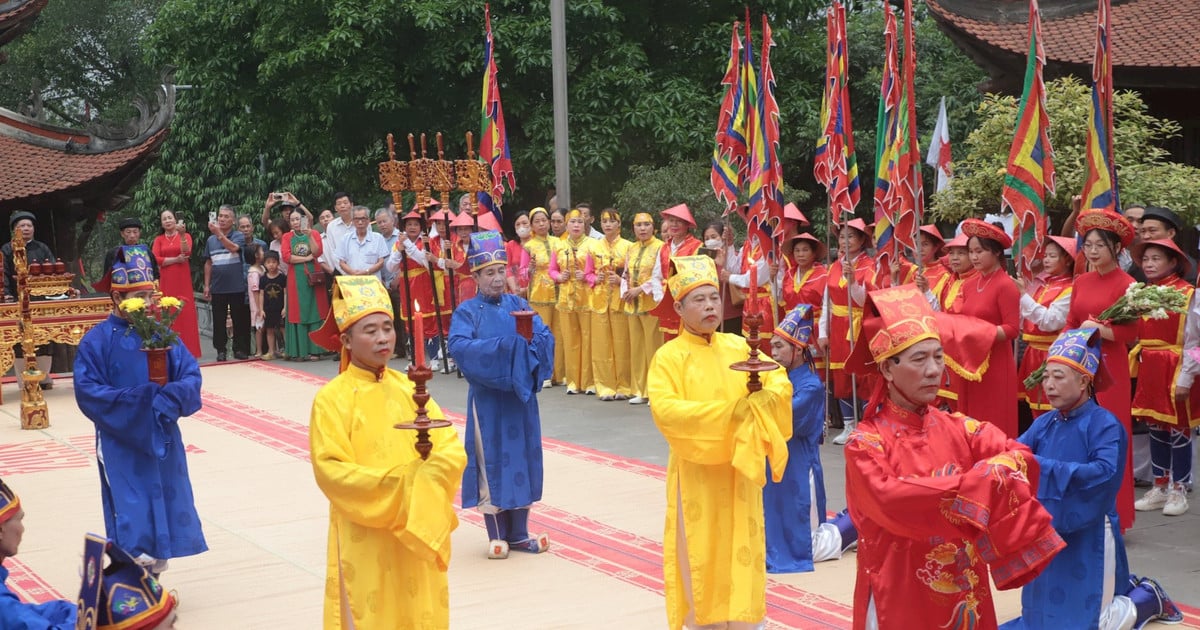 Gedenken an den Todestag des Nationalahnen Lac Long Quan und Darbietung von Weihrauch für die Mutter Au Co