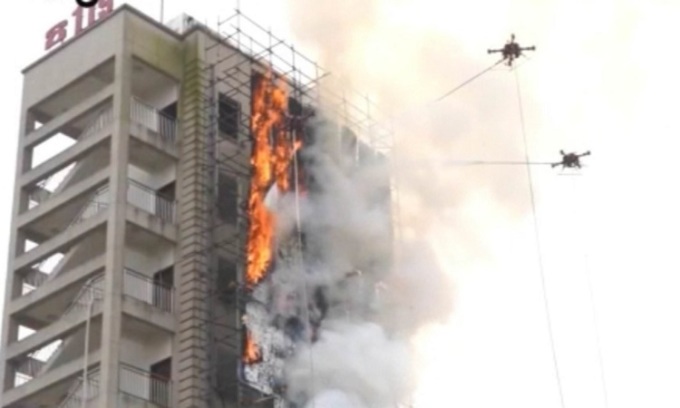 Un drone s'entraîne à éteindre un incendie dans un immeuble de grande hauteur. Photo : Mail