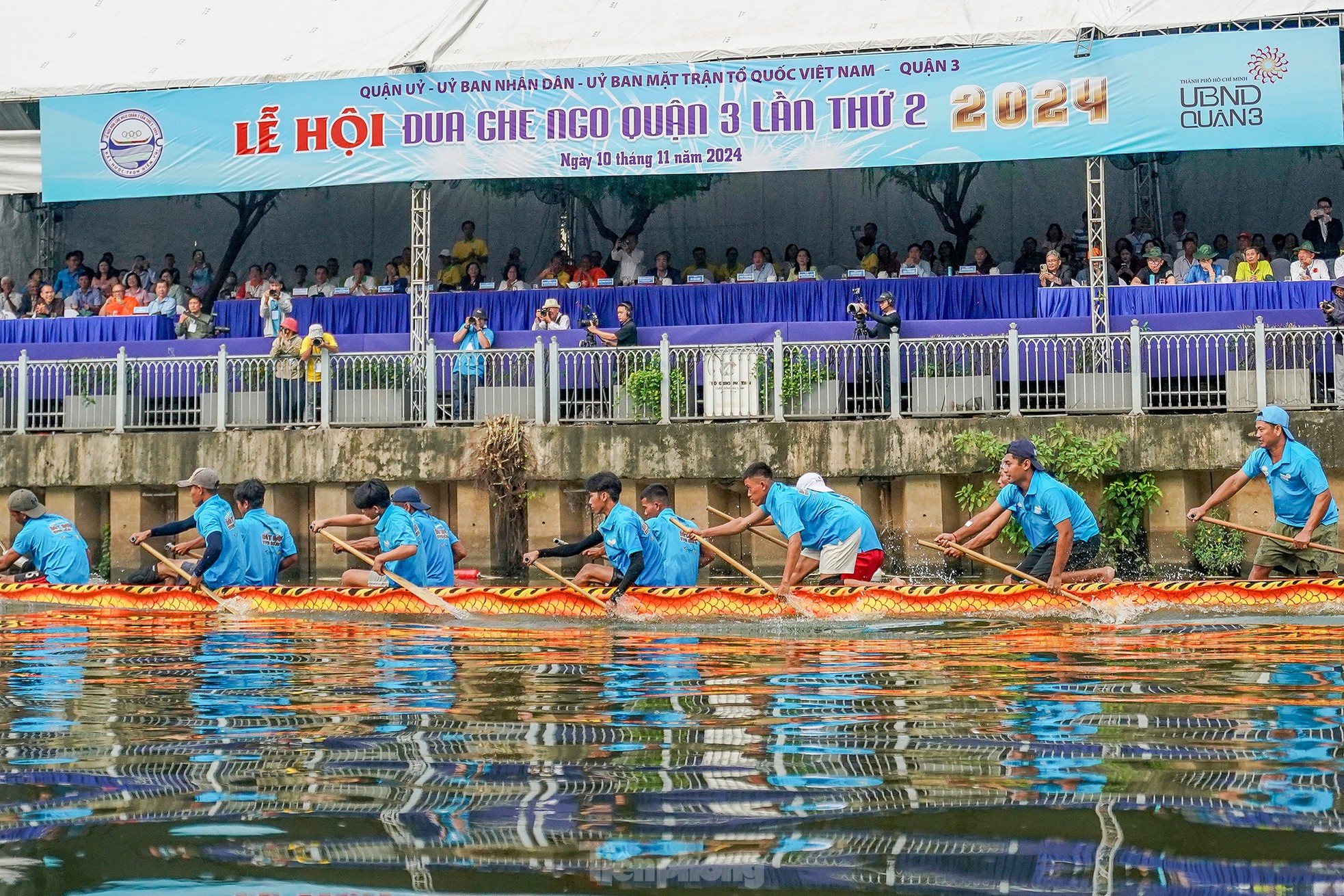 Emocionante carrera de barcos en el canal Nhieu Loc para celebrar el Festival Ok-Om-Bok (foto 10)