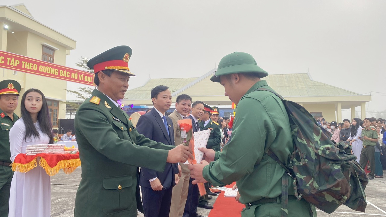 Sự kiện - Miền Trung: Hàng ngàn thanh niên lên đường nhập ngũ (Hình 3).