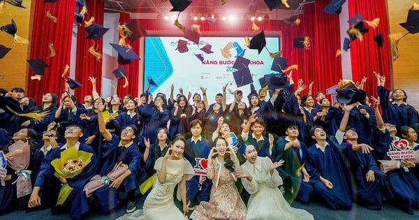 90 excellent students were awarded the "Step Up to Valedictorian" scholarship in 2024