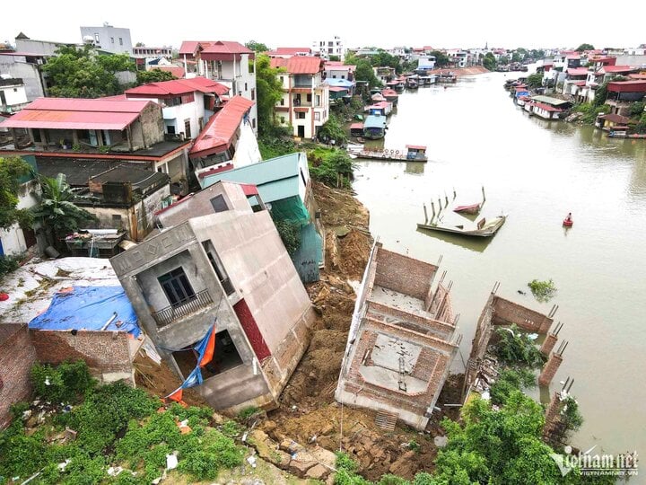 Six maisons dans la région de Van Phuc, ville de Bac Ninh, province de Bac Ninh, se sont effondrées dans la rivière Cau, causant d'importants dégâts matériels. (Photo : Bao Khanh)