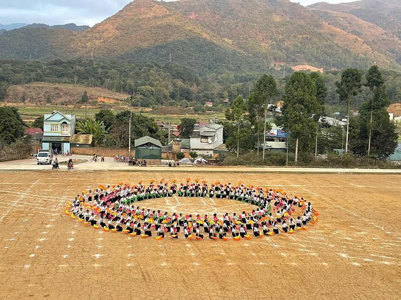 Ở ngôi trường đề nghị tặng tưởng huận chương lao động hạng Nhì