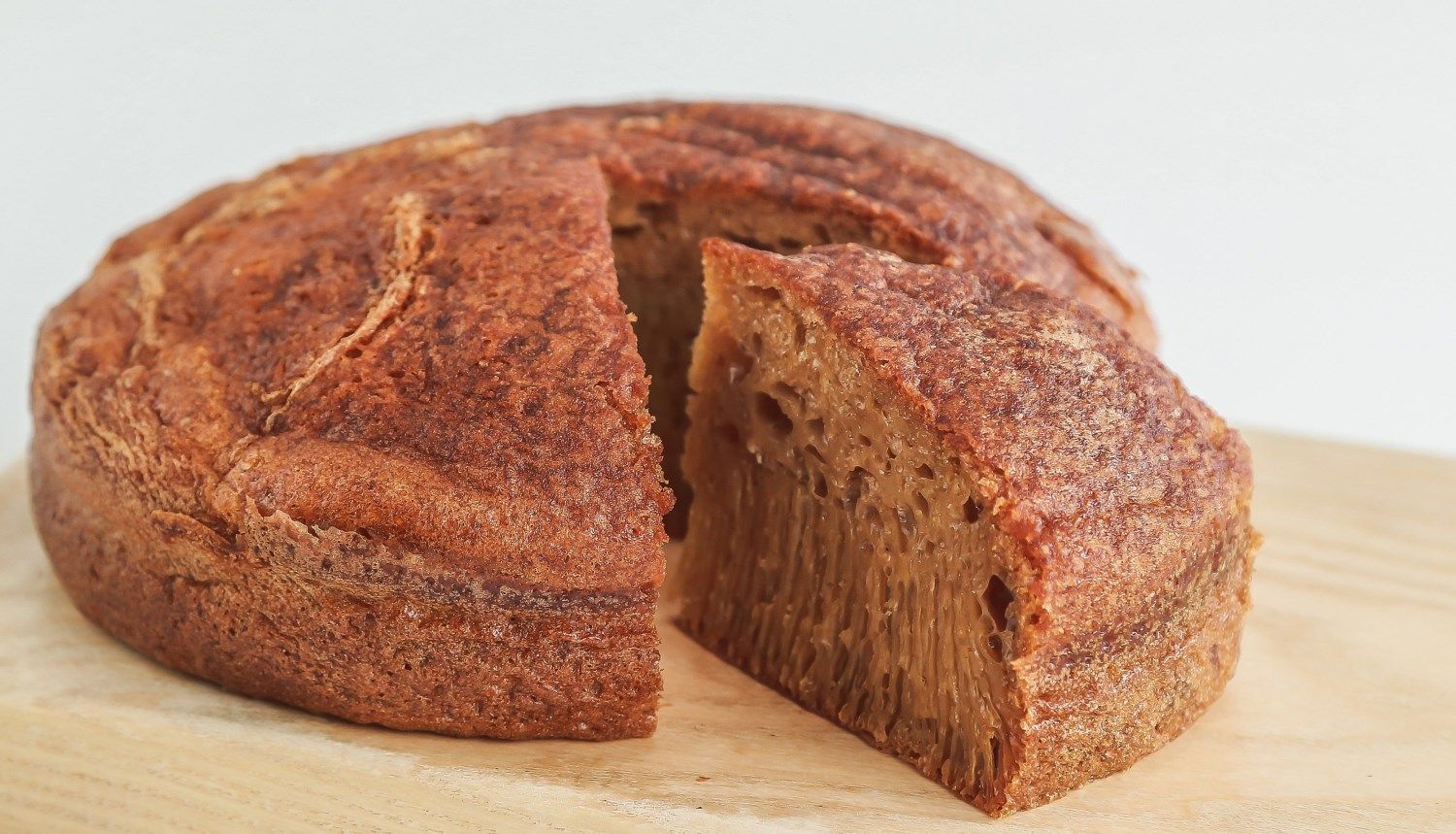 Banh Bo ist ein Biskuitkuchen aus Reismehl, Wasser, Zucker und Hefe. Die Oberfläche des Kuchens weist aufgrund von Luftlöchern im Kuchen viele kleine Bläschen auf, weshalb er auch als Wabenkuchen bezeichnet wird. Der Kuchen wird gebacken oder gedämpft, wodurch er einen weichen, lockeren Geschmack erhält. Foto: Foody