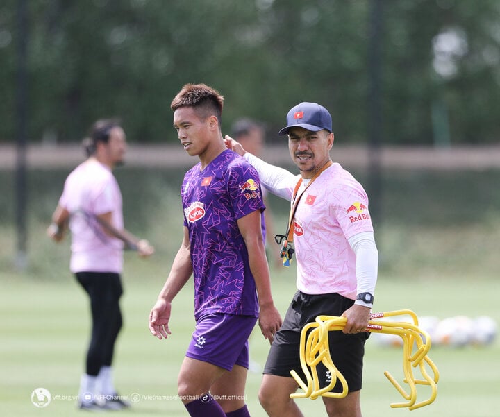 Innenverteidiger Nguyen Manh Hung sagte, dass er und seine Teamkollegen im Freundschaftsspiel gegen U23 Jordanien nicht ihre beste Form und Fitness erreicht hätten. Das intensive Training in Hanoi und die lange Reise nach Katar beeinträchtigen die körperliche Verfassung der Spieler stark. Allerdings sind die Spieler derzeit in Topform.