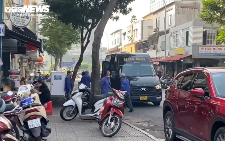 호아마이 버스 회사가 잘못된 장소에서 승객을 태우고 내려주면서 호치민 시내 중심가에 혼란이 빚어졌습니다.