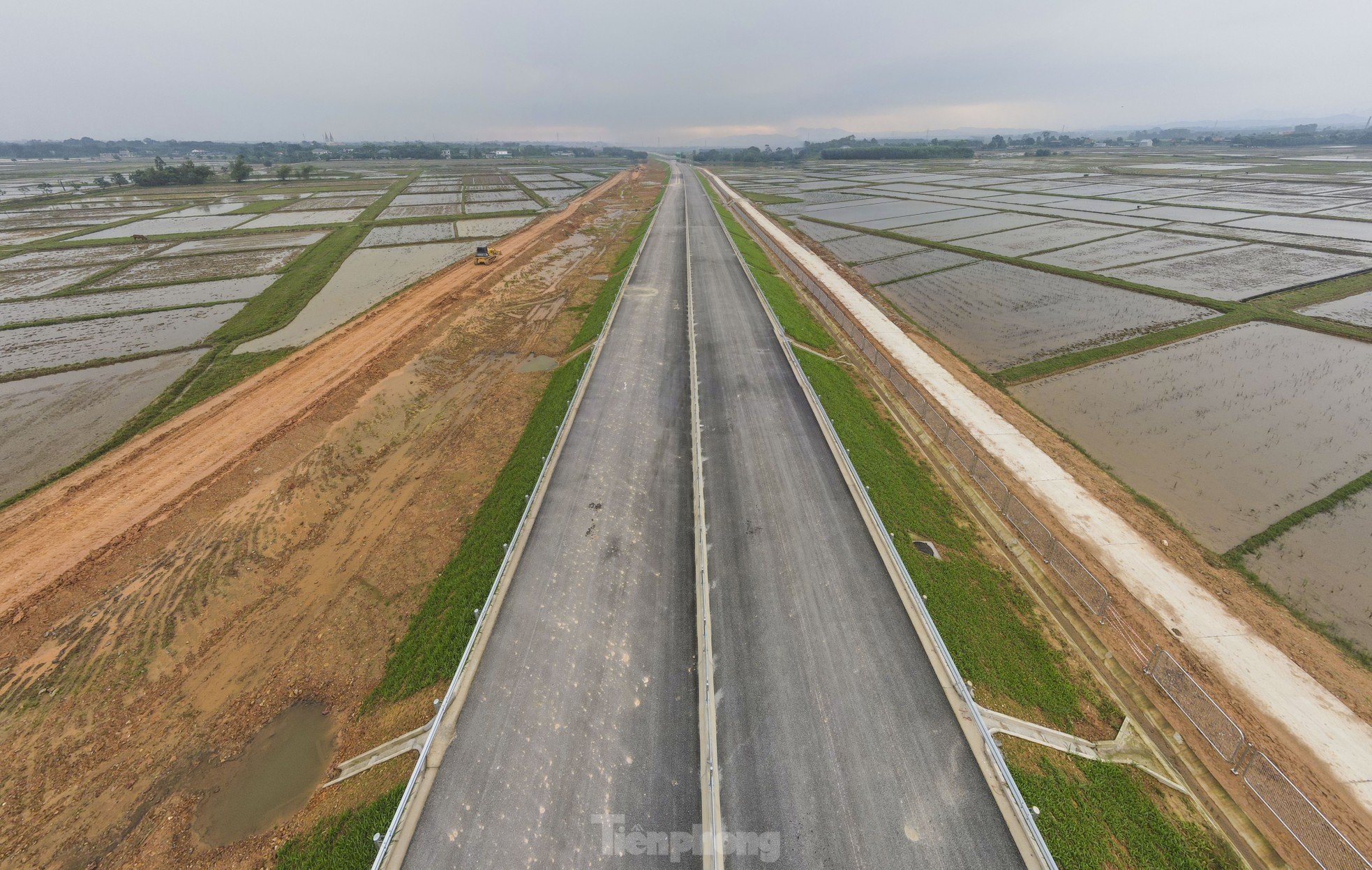 La construction de l'autoroute de 100 km de long à travers Ha Tinh est sur le point d'être achevée, photo 15