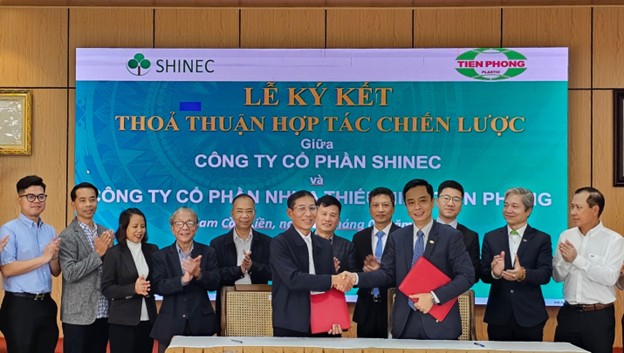 Representantes de Shinec Joint Stock Company (izquierda) y Tien Phong Youth Plastic Joint Stock Company (derecha) firmaron un acuerdo de cooperación estratégica.