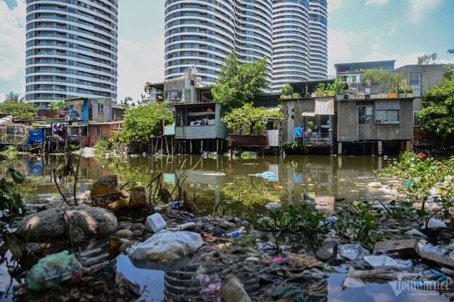 ホーチミン市の運河沿いに建てられた仮設住宅の対照的な風景写真16