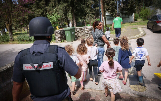 Des enfants et des pompiers israéliens participent à un exercice de simulation d'incendie dans un jardin d'enfants après la chute d'une roquette à Amuka, dans le nord d'Israël, le 2 avril. Photo : Times of Israel