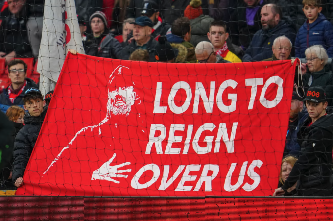 CĐV Liverpool mang banner tri ân Klopp đến trận đấu. Ảnh: AP