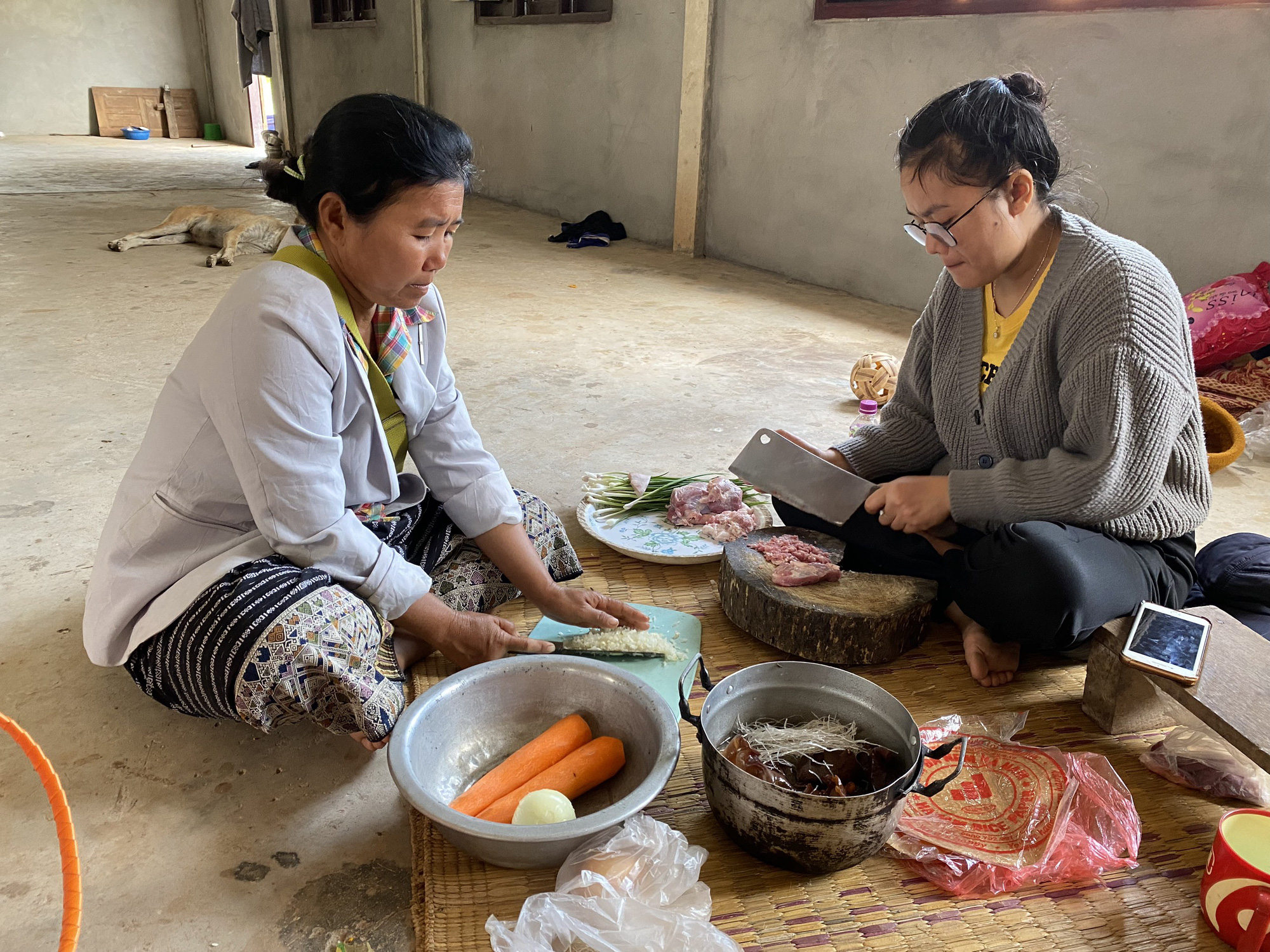 Người Lào học làm món ăn Việt Nam.