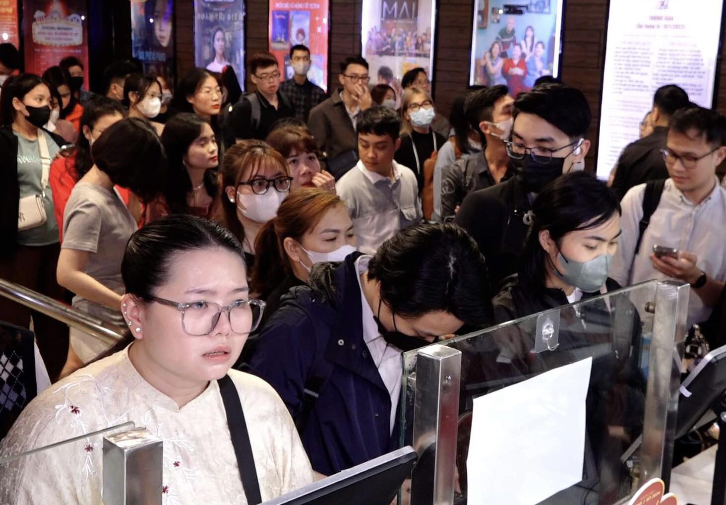 영화 '복숭아, 포 그리고 피아노' 티켓을 구매하기 위해 줄을 선 관객들