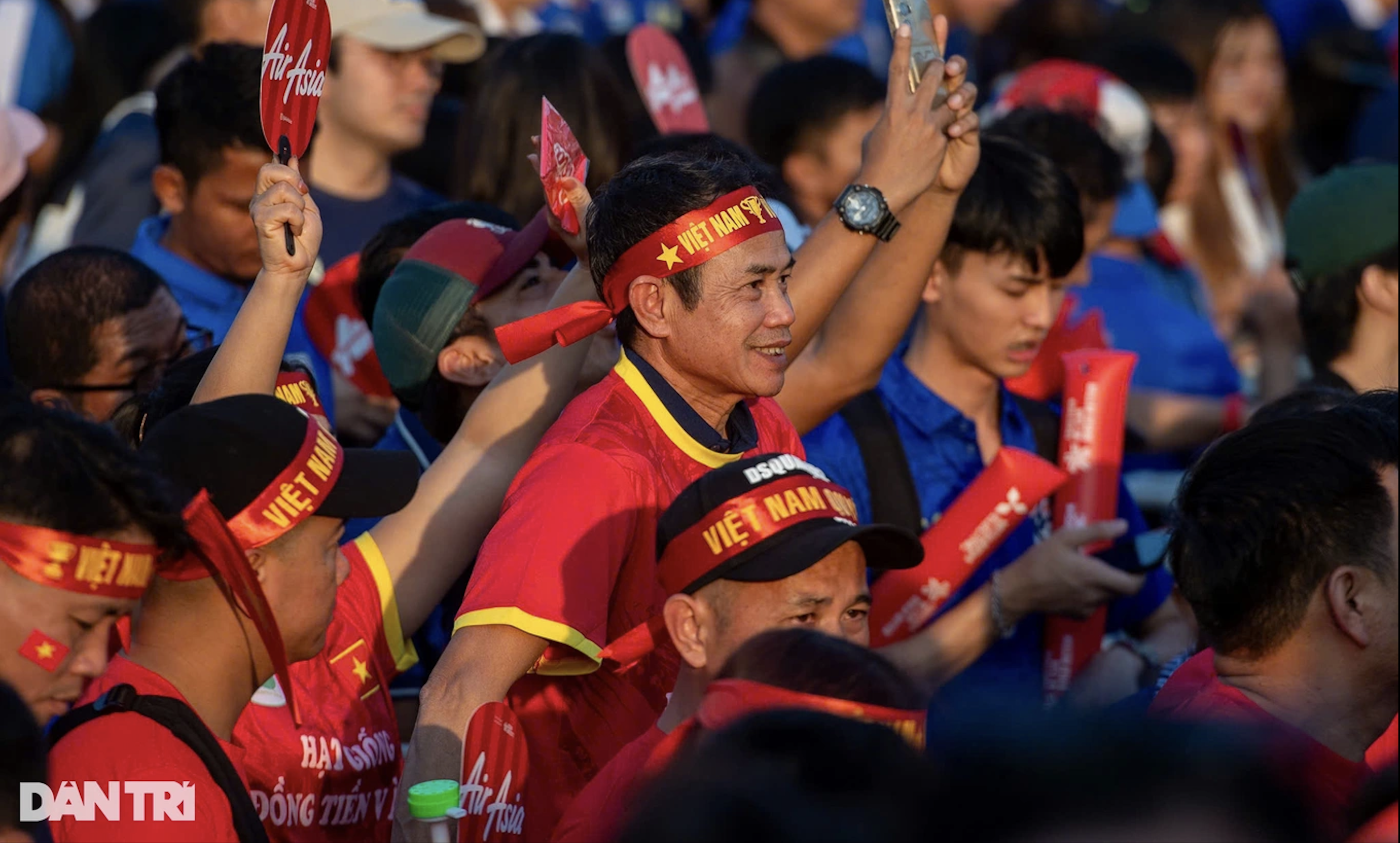 Los aficionados vietnamitas y tailandeses acuden al estadio Rajamangala