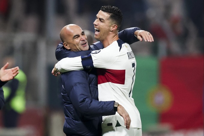 Coach Martinez shares joy with Ronaldo after the 5-0 win over host Bosnia on October 17. Photo: EPA