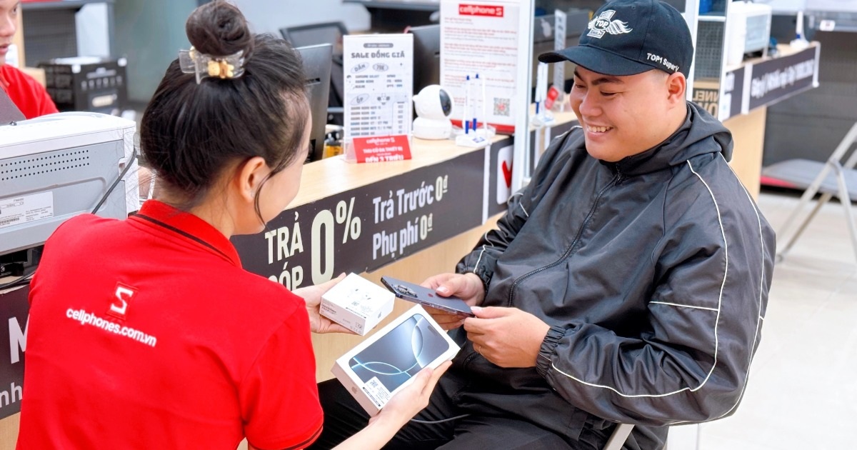 Customers upgrade to iPhone 16 Pro Max, dealer gives away new Airpods 4