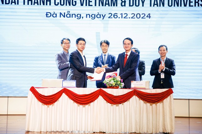 Signing between Duy Tan University and Hyundai on scholarships and human resource training photo 4