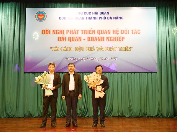 Ông Lê Quảng Đức – Phó Tổng Giám đốc Cảng Đà Nẵng (ngoài cùng, bên phải) thay mặt Lãnh đạo Cảng Đà Nẵng nhận hoa và kỷ niệm chương của Tổng cục Hải quan.