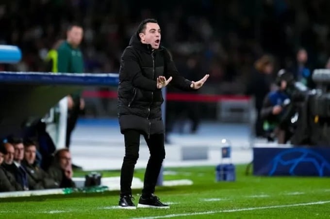 Xavi leitet das Spiel Neapel – Barca im Hinspiel des Achtelfinales der Champions League am Abend des 21. Februar im Diego-Maradona-Stadion. Foto: NP