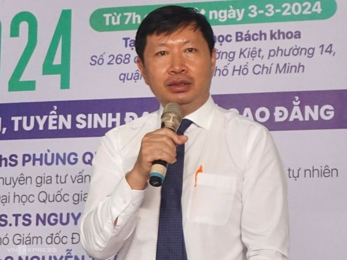 PGS Nguyễn Ngọc Khôi tại ngày hội tư vấn xét tuyển đại học, cao đẳng, ngày 3/3. Ảnh: Lệ Nguyễn