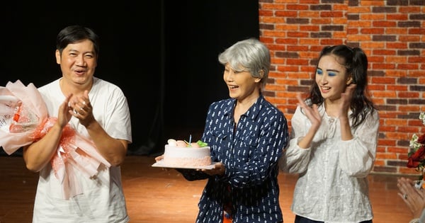 El meritorio artista Vu Xuan Trang celebra el primer cumpleaños de "Xom Kich" con una comedia juvenil