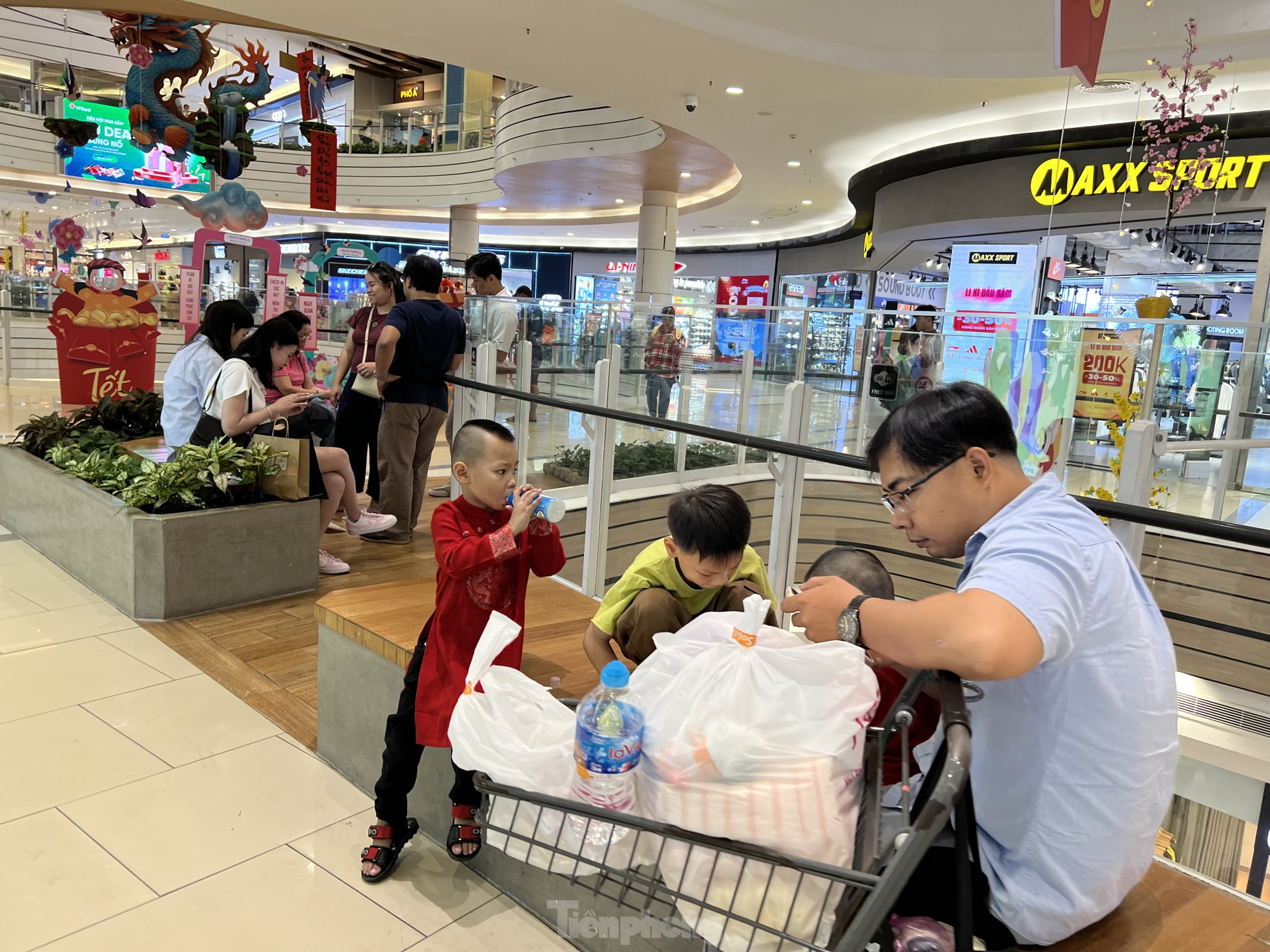 Food stalls at shopping malls are packed on the third day of Tet photo 7