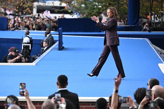 Descifrando el atuendo que usó la Sra. Harris en su discurso admitiendo la derrota (foto 3)