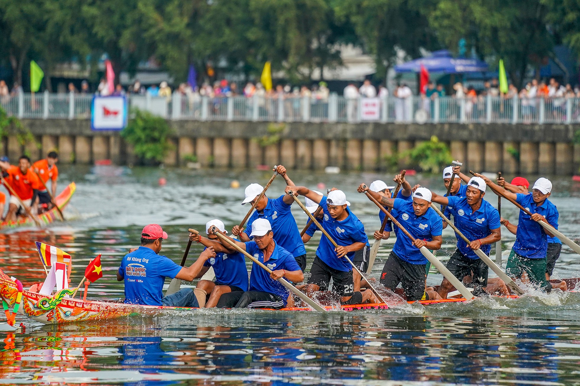 Emocionante carrera de barcos en el canal Nhieu Loc para celebrar el Festival Ok-Om-Bok foto 9