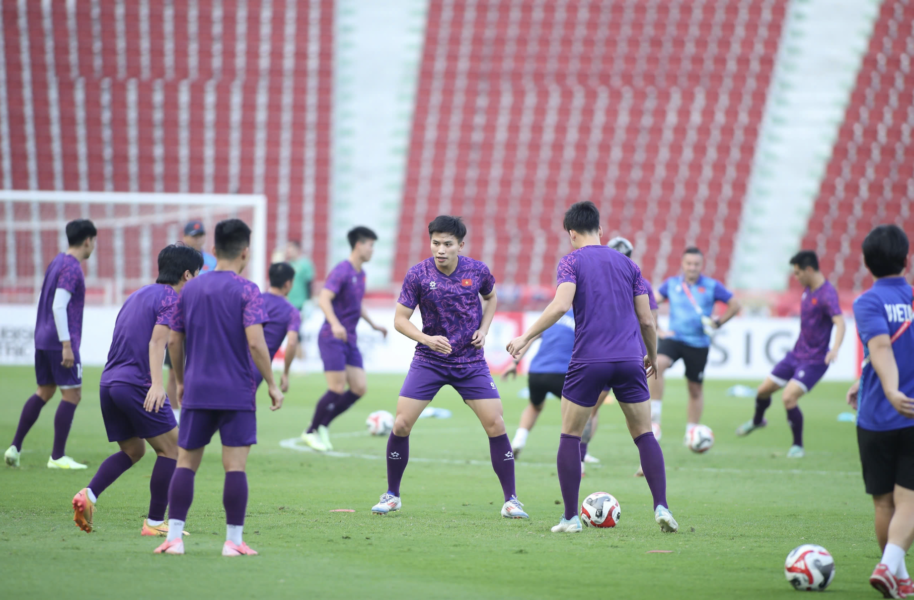 Nguyen Xuan Son and Vietnamese players excitedly try out Rajamangala pitch photo 8